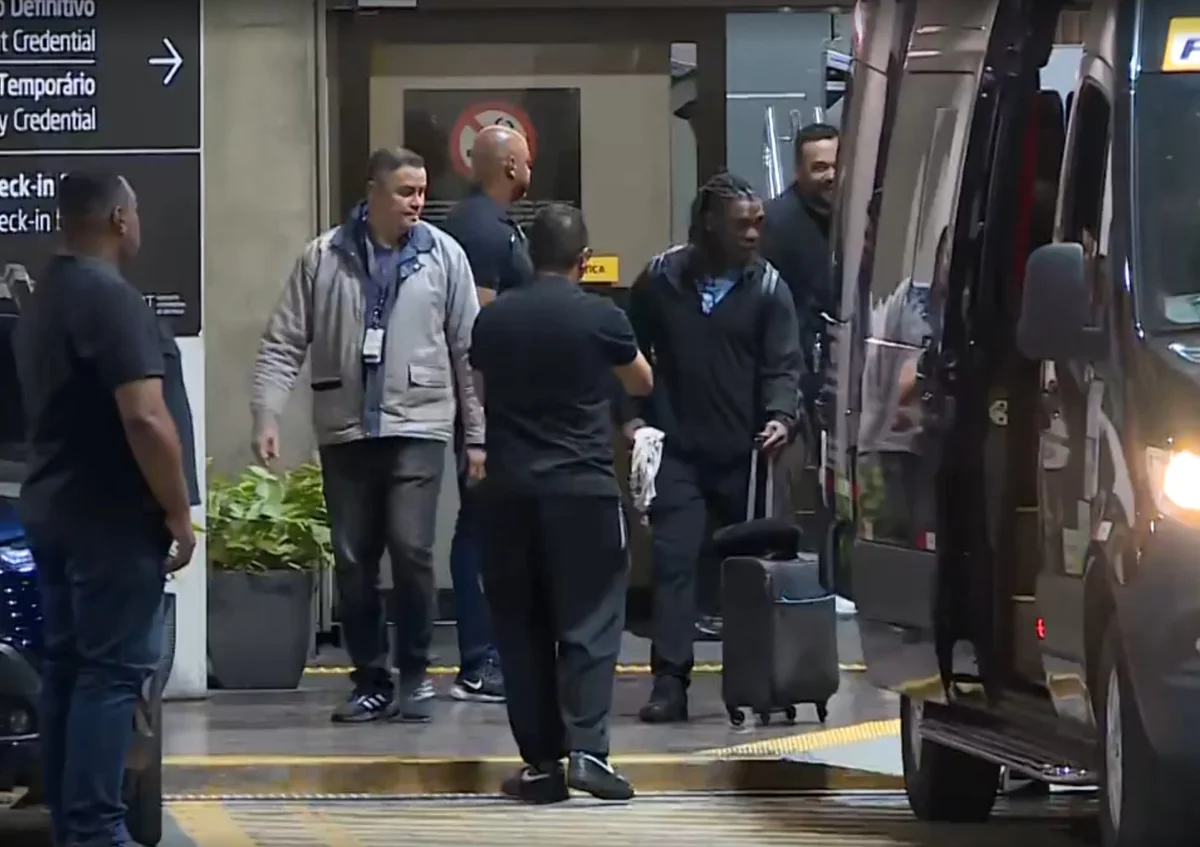 Seedorf desembarca em SP e vai direto ao CT Joaquim Grava