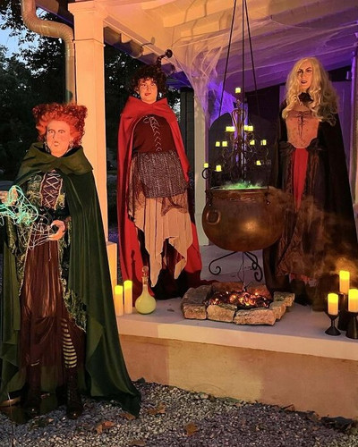 68ed160c4d74e scary exterior halloween decorations 700.jpg