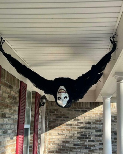 68edfe0e49177 scary exterior halloween decorations 700.jpg