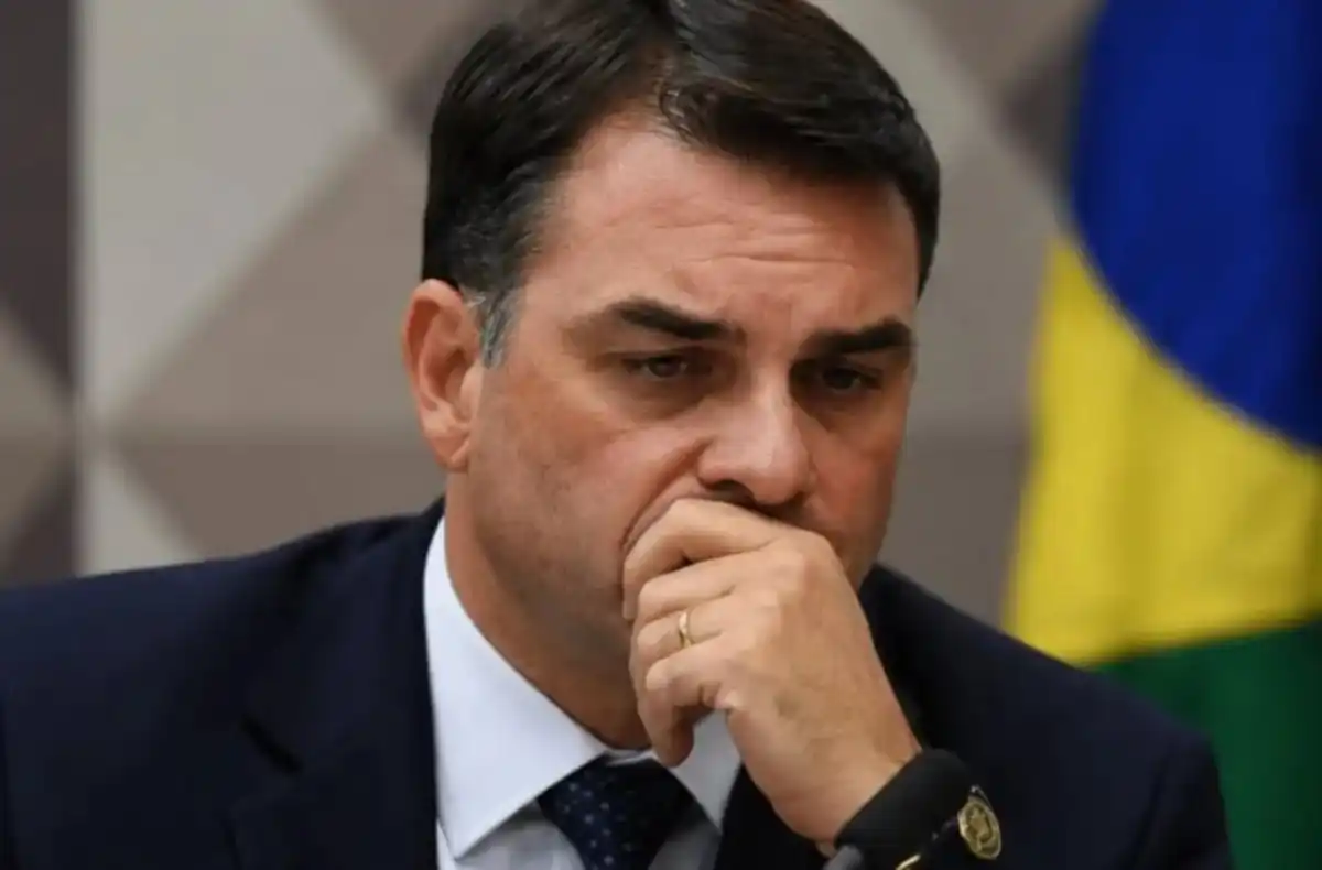Rolex de luxo, farras privadas e propina velada desmascaram Flávio Bolsonaro em Brasília