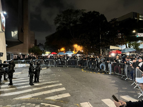 Clima tenso: torcedores do Corinthians protestam contra Osmar Stabile no Parque São Jorge