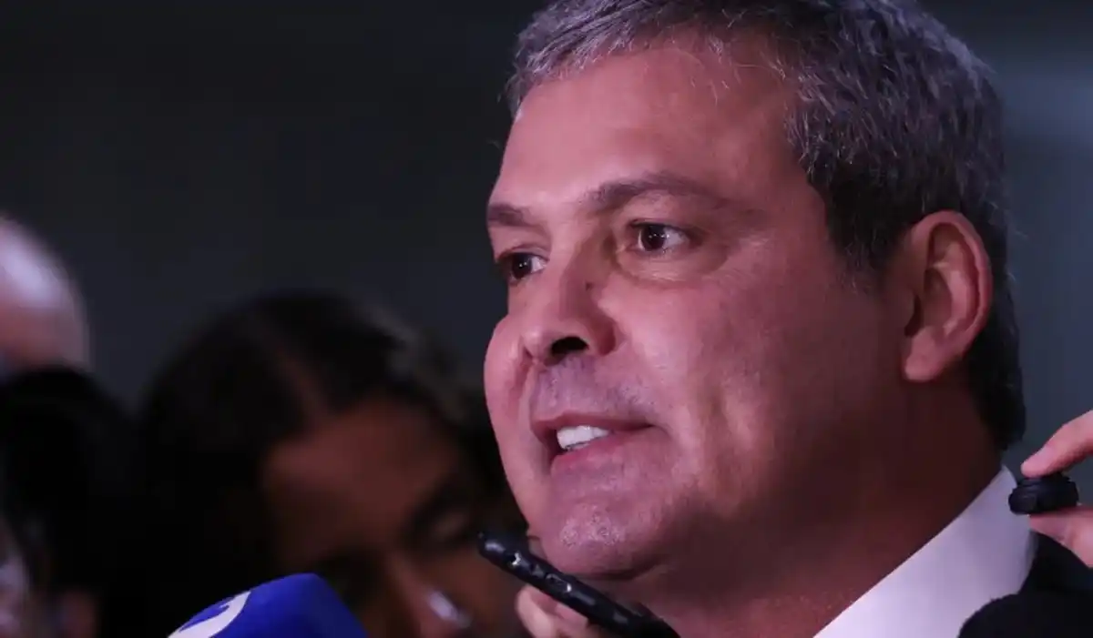 "O futuro de Flávio Bolsonaro é a prisão", dispara Lindbergh ao denunciar elo com Máfia do INSS e apostas