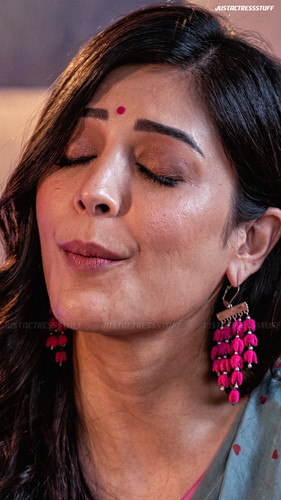 shruti 789564345803.jpg