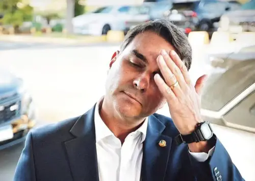 Dossiê de ex-sócio contra Flávio Bolsonaro viraliza e leva expressão "Deus, Pátria e orgia" aos assuntos mais comentados