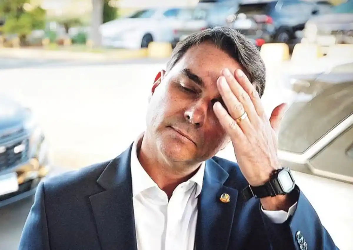 Dossiê de ex-sócio contra Flávio Bolsonaro viraliza e leva expressão "Deus, Pátria e orgia" aos assuntos mais comentados