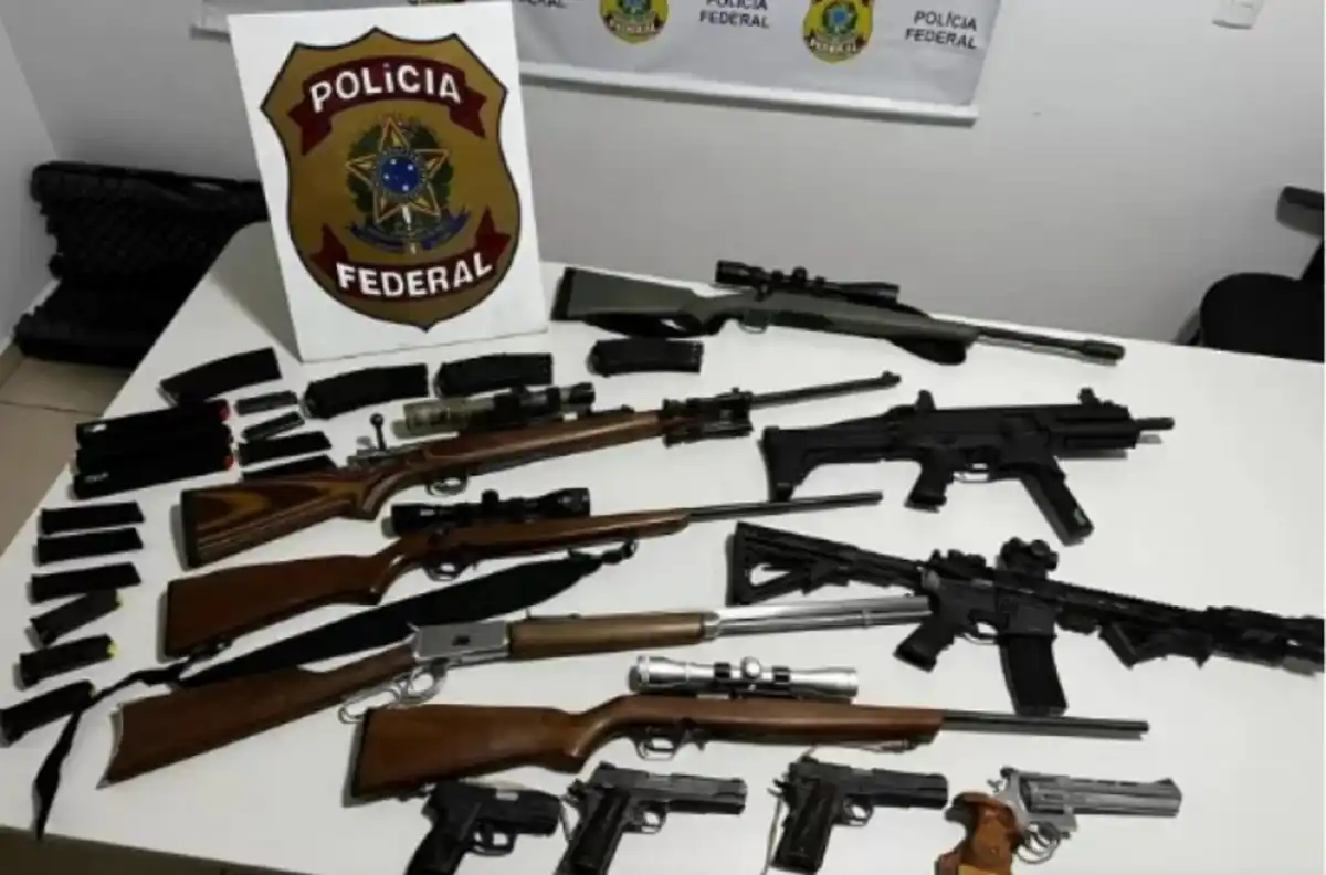 PF apreende fuzis, pistolas e R$ 1,5 milhão em operação contra fraudes em CACs na Bahia