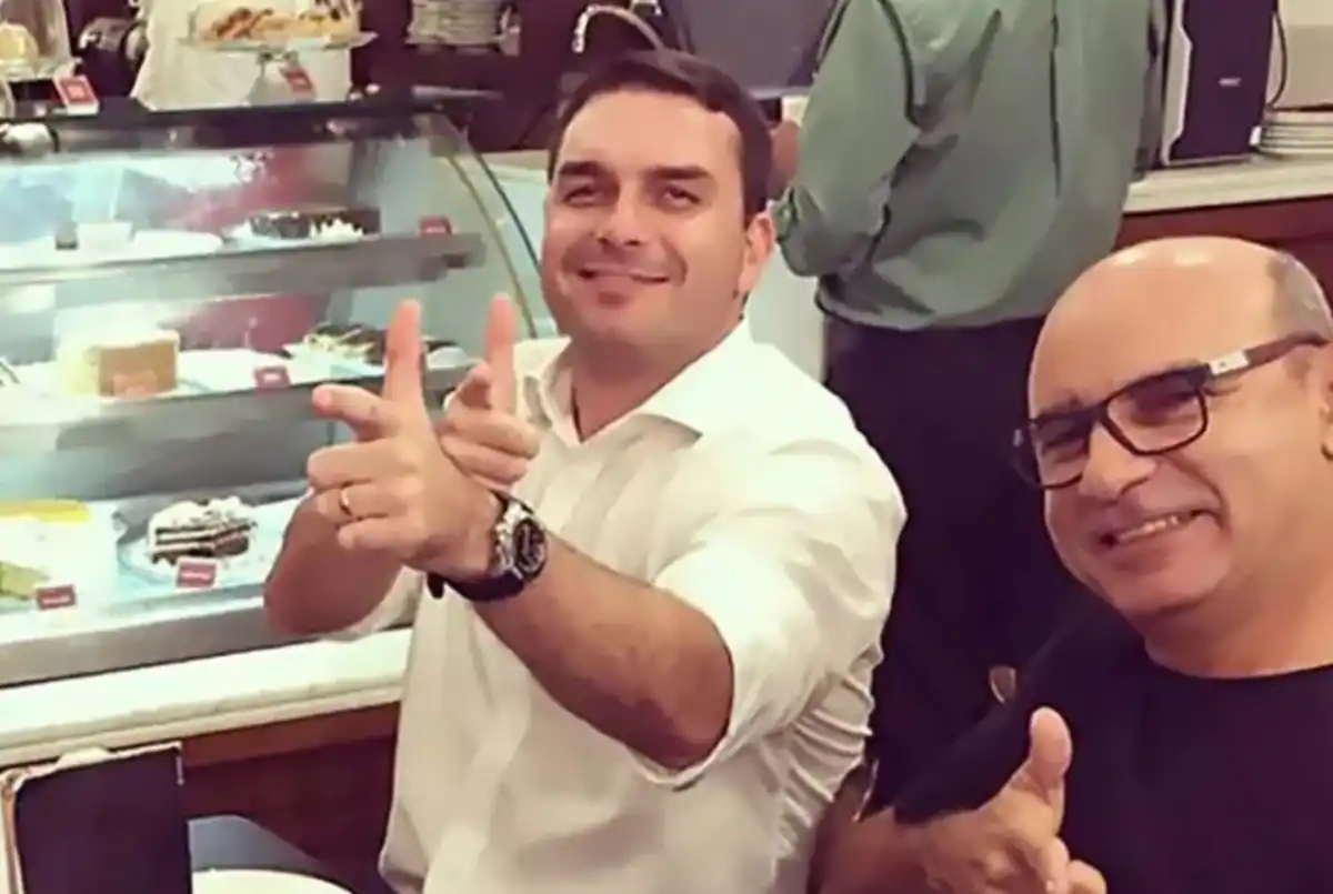 Gilmar Mendes aponta conta de Queiroz como “centro de arrecadação” em gabinete de Flávio Bolsonaro
