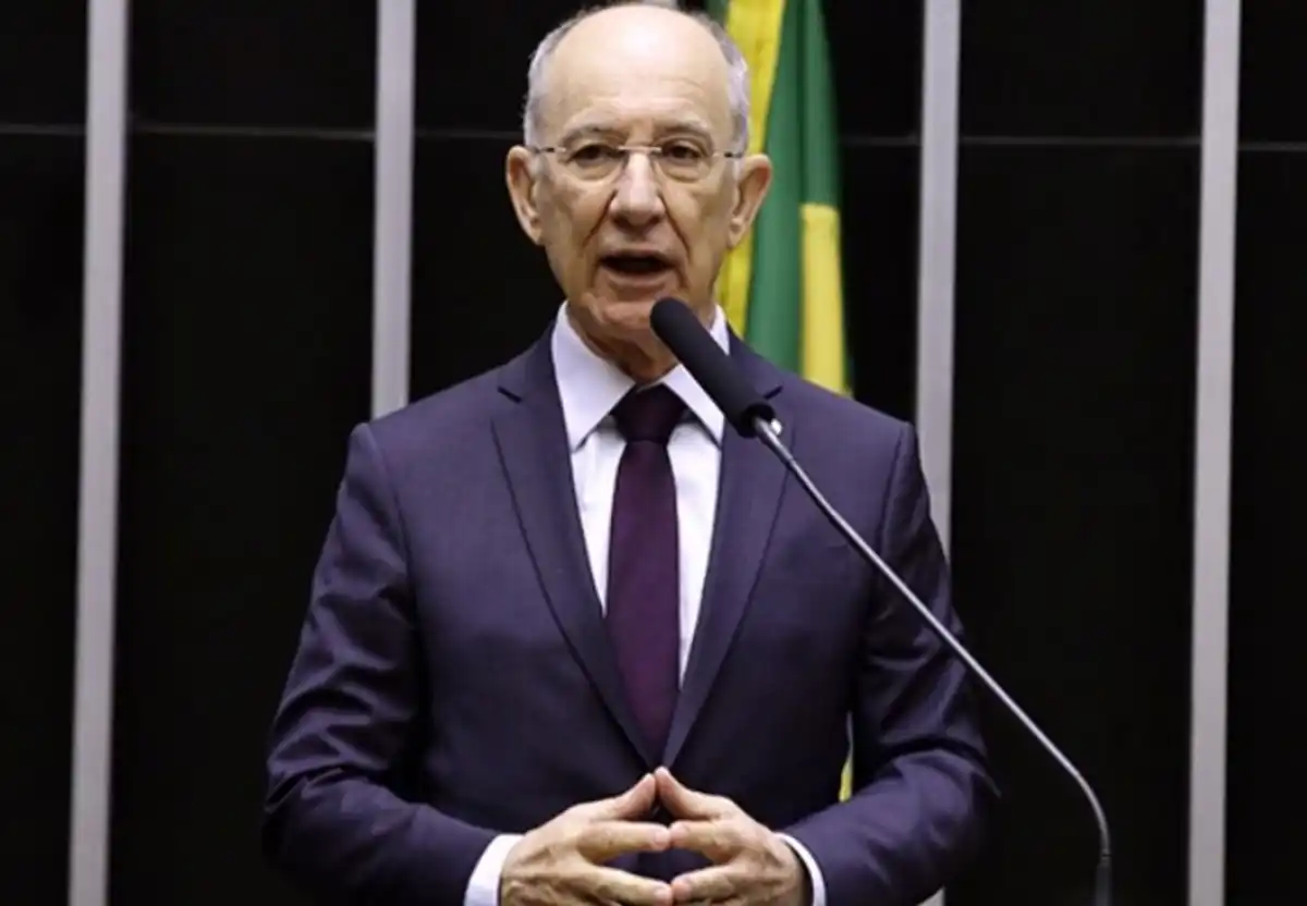 R$ 638 mil em dinheiro vivo: Rui Falcão pede nova apuração sobre cofre de Flávio e Carlos Bolsonaro