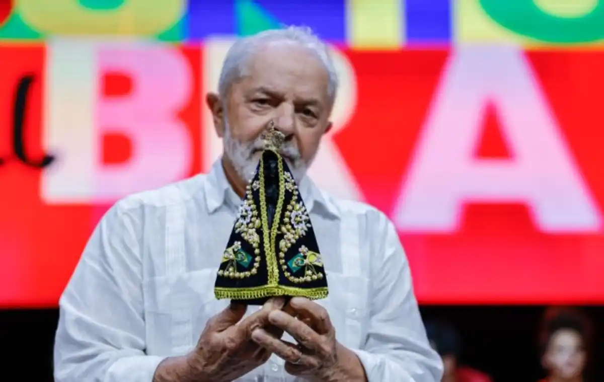 Em comício no Ceará, Lula garante permanência de Nossa Senhora Aparecida como padroeira