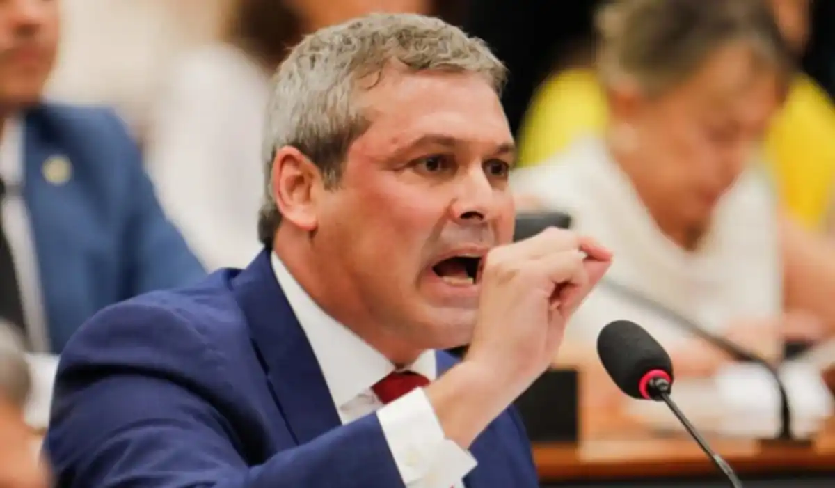 Lindbergh aciona STF para investigar Flávio Bolsonaro por suspeita de fraude de R$ 94 milhões nos Correios