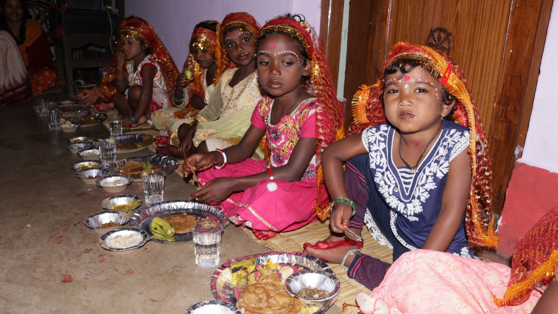नवरात्रि कन्या पूजन — नौ देवियों के प्रतीक स्वरूप बैठी कन्याएं, चुनरी, हलवा, चना, पूरी का पावन भोग एवं पूजा