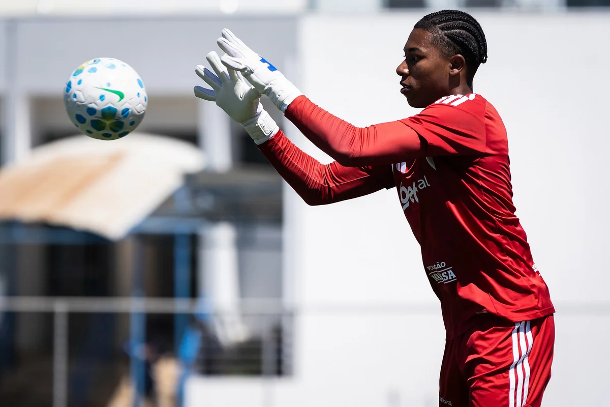 Promessa do Cruzeiro, Felipe Teixeira brilha em amistosos e aguarda contrato profissional