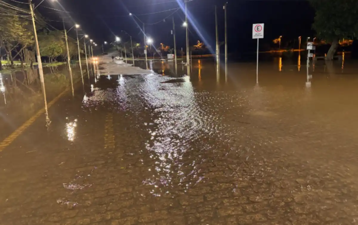 Rio Taquari supera cota de inundação no RS e força evacuação preventiva em Lajeado