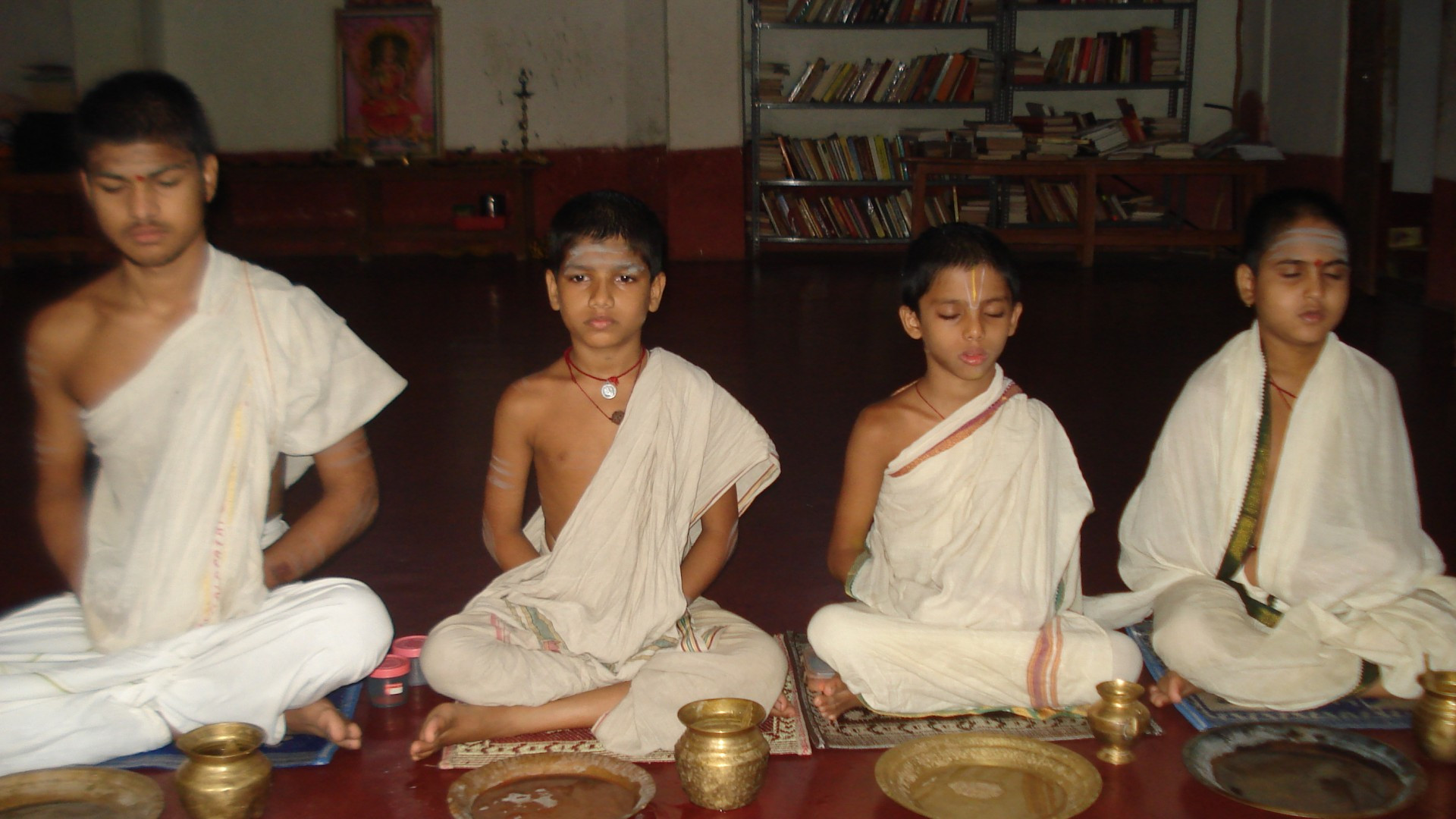 वैदिक संध्या वंदन और गायत्री जप — श्वेत परिधान में सूर्योदय के समय गायत्री मंत्र का ध्यान करते वेदपाठी छात्र