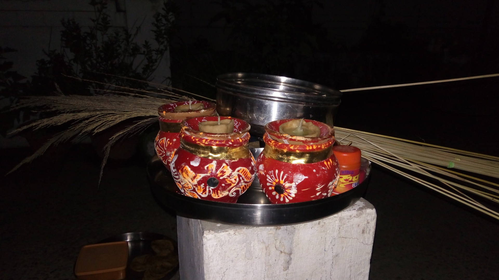 करवा चौथ सरगी थाली — फल, मिष्ठान्न, मेवे, फेनी, सुहाग सामग्री एवं सजी हुई पारंपरिक पूजन थाली