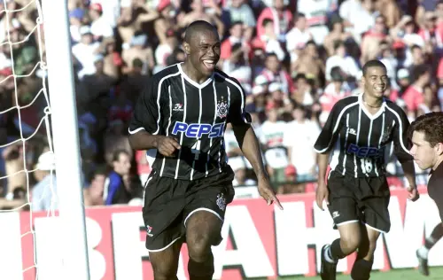 Lembra dele? Ex-Corinthians revive lutas e conquistas que moldaram sua trajetória