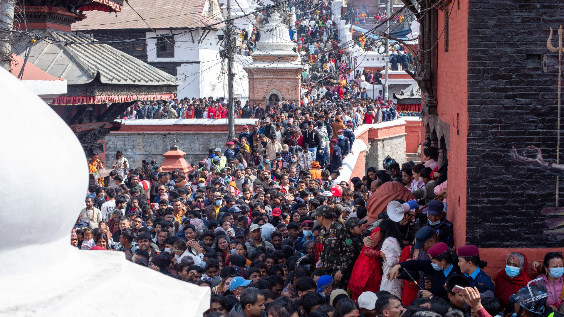 महाशिवरात्रि चार प्रहर पूजा — दीपमाला, पवित्र धूप, रात्रि जागरण और भक्तों की सामूहिक शिव आराधना