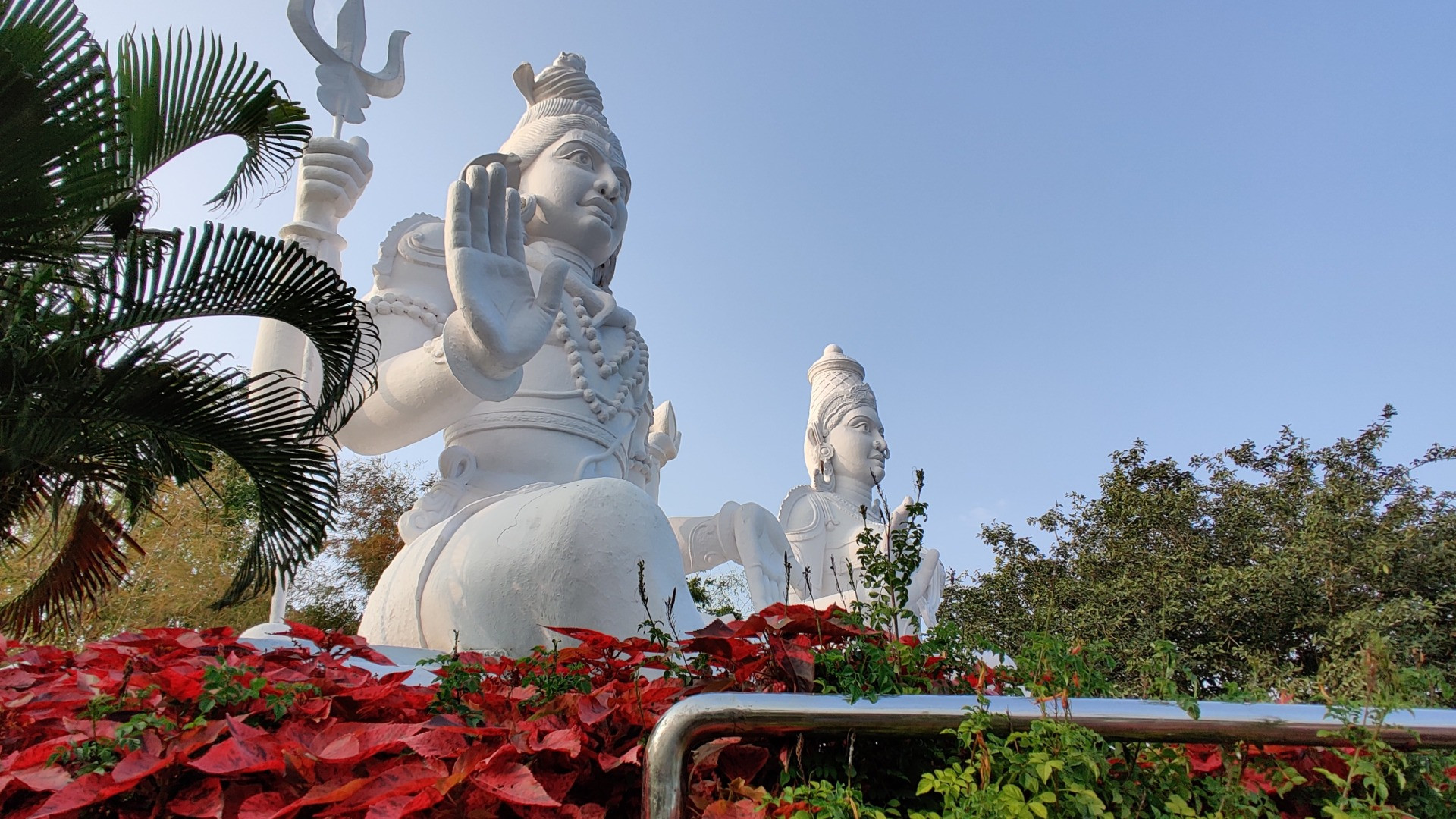 भगवान शिव और माता पार्वती का दिव्य युगल स्वरूप — हिमालय की शांत पृष्ठभूमि में पराशक्ति और सदाशिव का पावन मिलन
