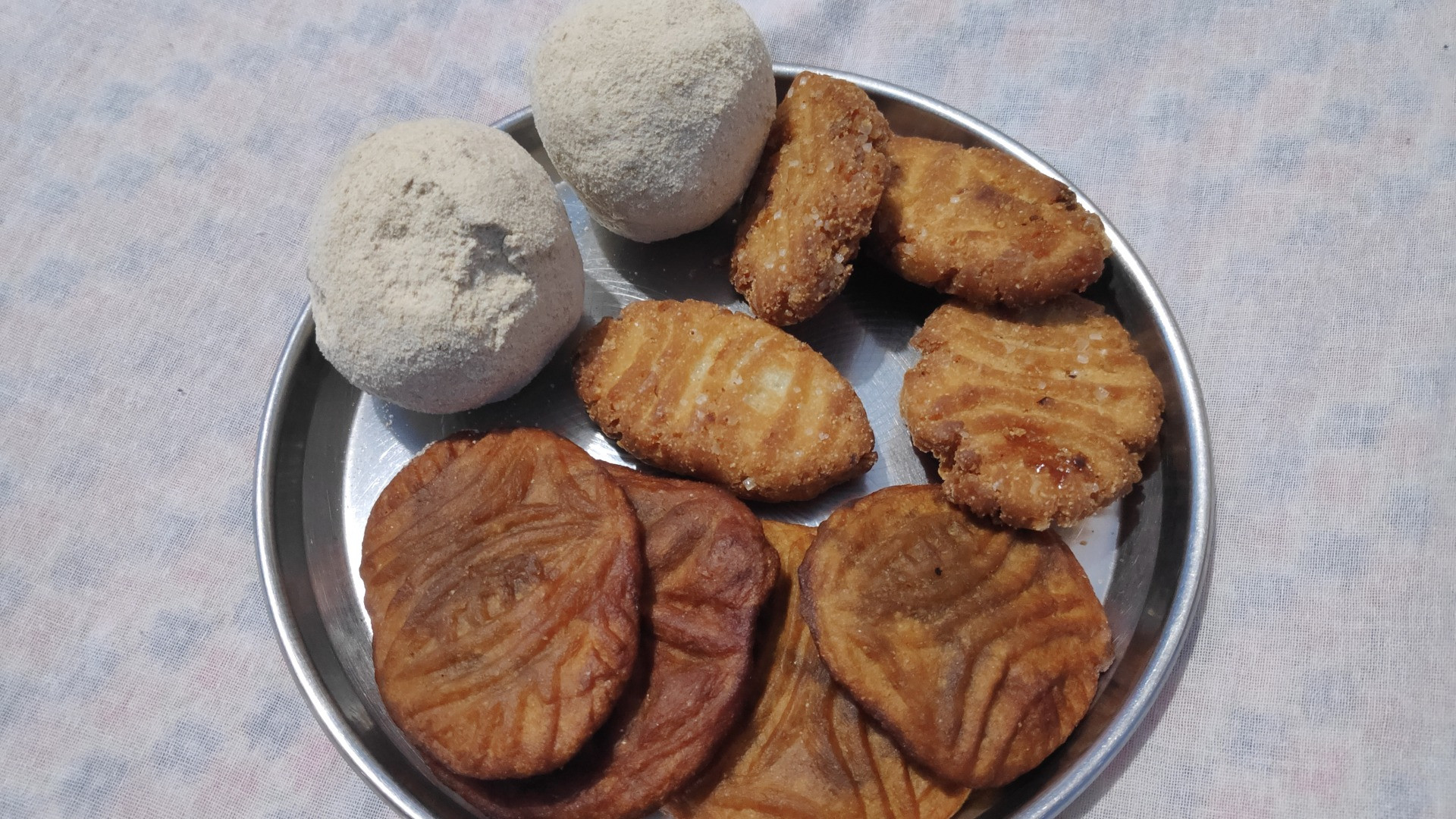 छठ पूजा प्रसाद — पारंपरिक बांस के सूप में शुद्ध घी में बना ठेकुआ, कसार, फल, गन्ना, नारियल और दीपक