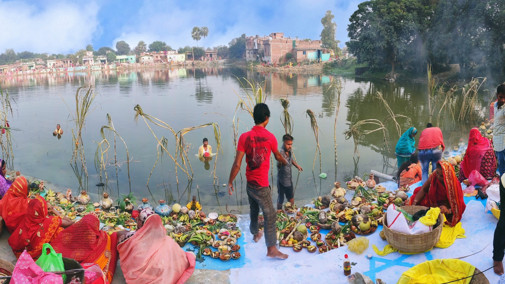 छठ पूजा घाट एवं दउरा तैयारी — नदी किनारे वेदी (सिरसोता) निर्माण, बांस की टोकरियां और सूप सजाती महिलाएं