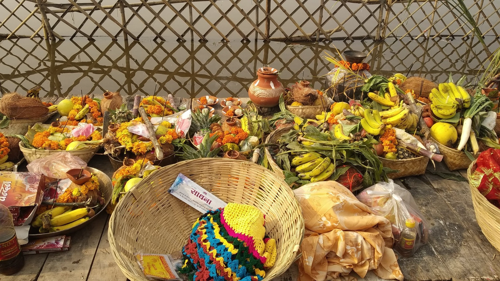 छठ पूजा प्रातःकालीन उषा अर्घ्य — उदीयमान सूर्य की स्वर्णिम किरणों के मध्य नदी में खड़े होकर अर्घ्य देतीं व्रती महिलाएं
