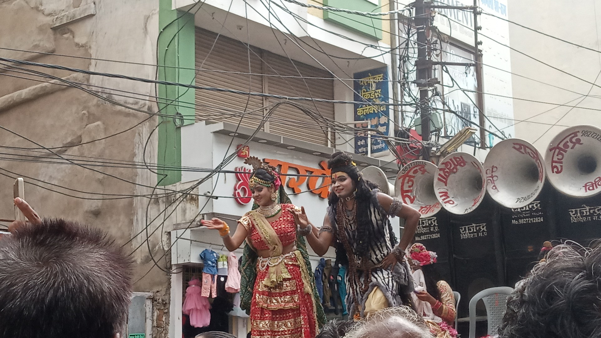 मथुरा-वृंदावन जन्माष्टमी उत्सव — प्राचीन मंदिर प्रांगण, दीपकों की आभा, फूलों की छटा और भक्ति में लीन श्रद्धालु