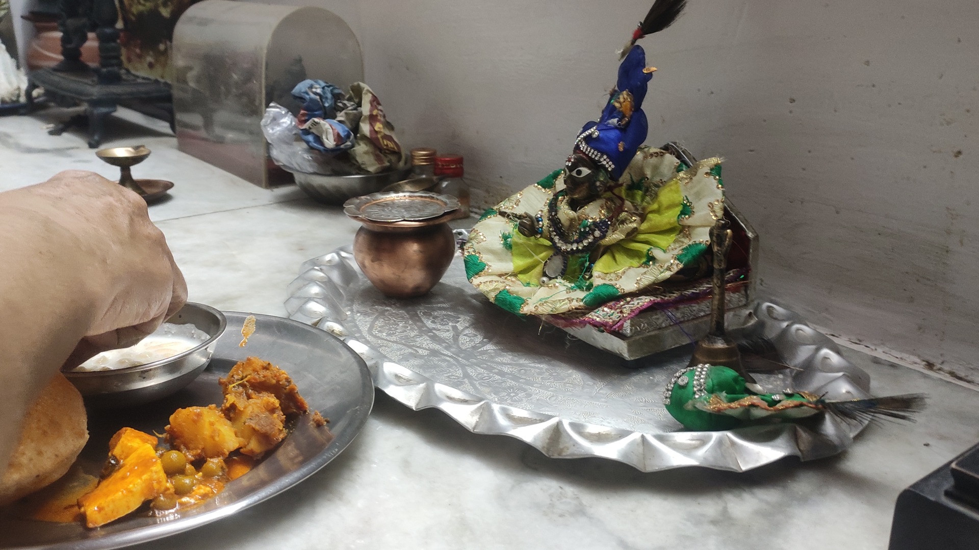 बाल गोपाल जन्माष्टमी पूजा व्यवस्था — सजी हुई थाली, माखन-मिश्री, फल, तुलसी पत्र, मोरपंख, दीपक और पालना