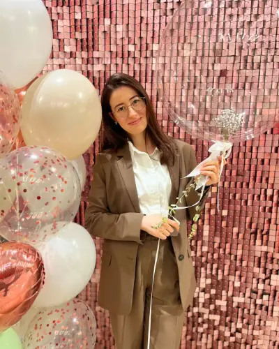 Девочки с праздником 🎊🤩#праздник#8марта#цветочки#вкусняшки.webp