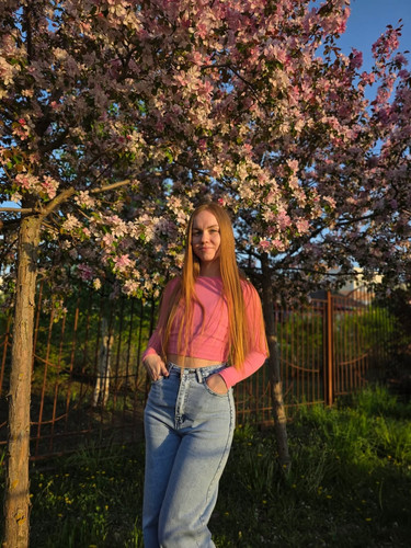 Какая красота в сквере яшьлек😍🌸 Мой личный фотограф дочка ❤️ #цветущиеяблони #яблонивцвету #.jpg