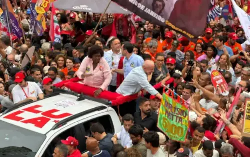 Em ato no Rio, Lula enquadra Flávio Bolsonaro e opõe "seriedade" a rival envolvido em escândalos
