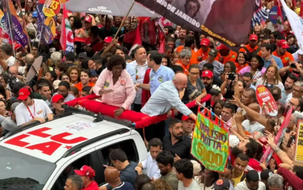 Em ato no Rio, Lula enquadra Flávio Bolsonaro e opõe "seriedade" a rival envolvido em escândalos