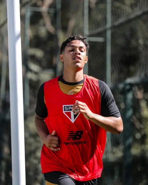 Agarra a chance? Joia ganha oportunidade no ataque em clássico com Santos