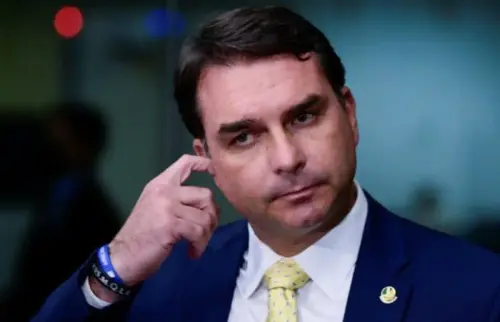 Livro de 2017 de Flávio Bolsonaro defende ditadura, elogia Ustra e questiona urnas