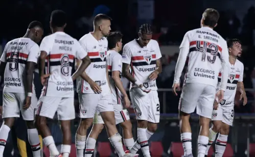 São Paulo sucumbe à fragilidade defensiva e perde clássico 