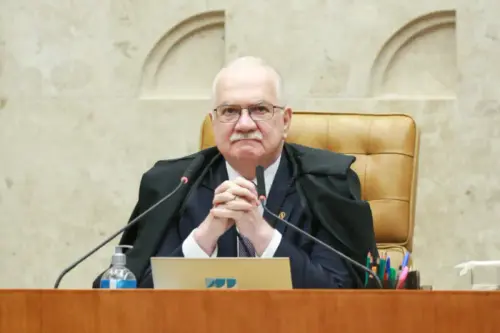 Fachin nega pedido de Flávio Bolsonaro e mantém Dino na relatoria de processos no STF