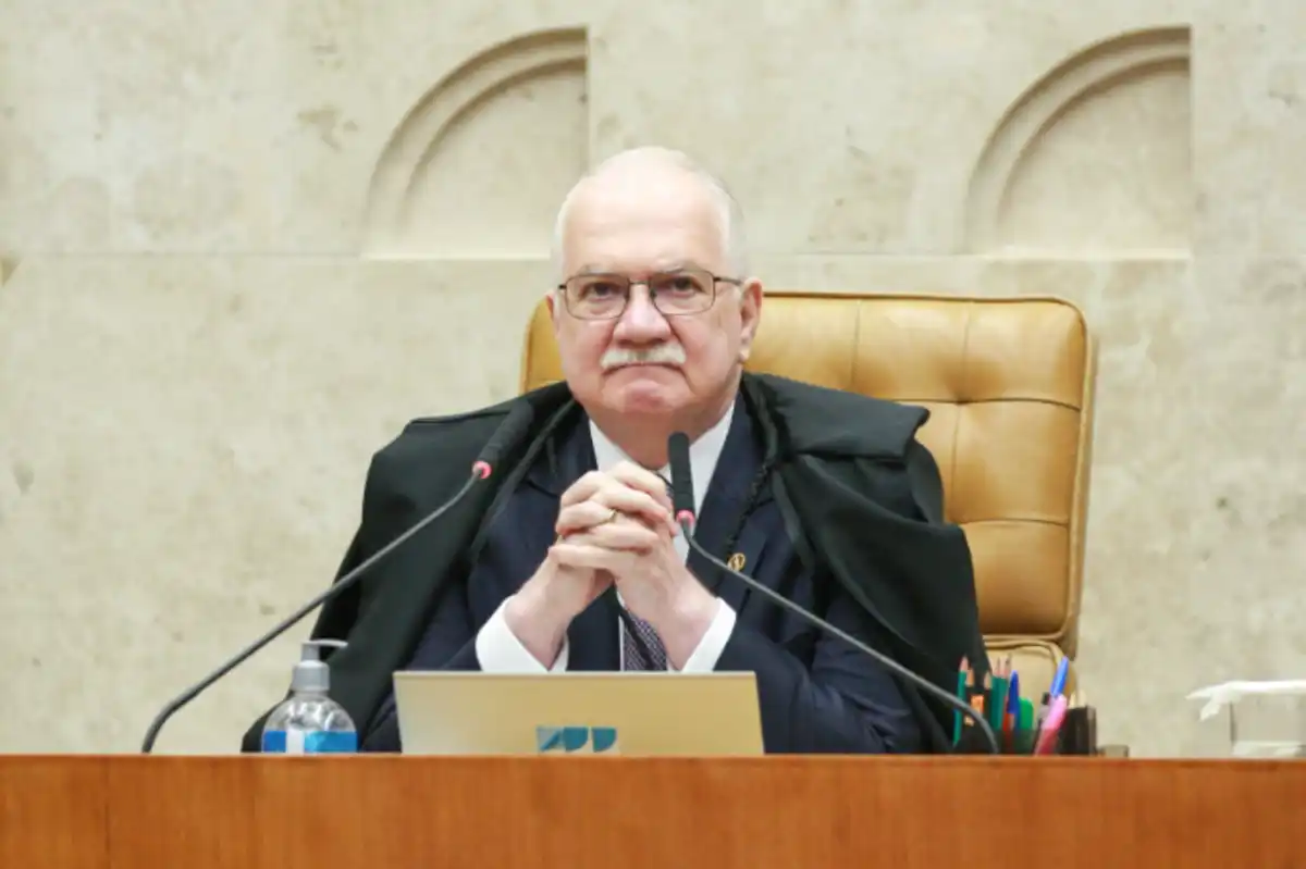 Fachin nega pedido de Flávio Bolsonaro e mantém Dino na relatoria de processos no STF