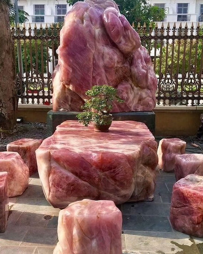 6a5db82a8c105 ugly funny furniture pieces 700.jpg