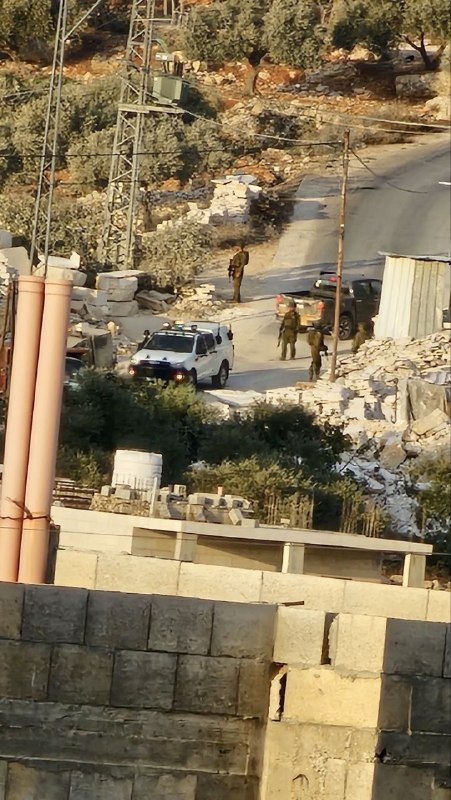 قوات الاحتلال تصادر تسجيلات كاميرات المراقبة خلال اقتحام منطقة جبل العرمة ببلدة بيتا جنوب نابلس...