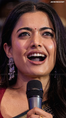 rashmika 3258556975403.jpg