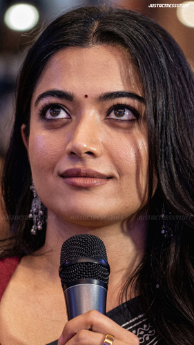 rashmika 3258556975402.jpg