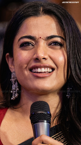 rashmika 3258556975406.jpg