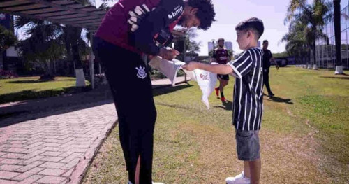 Pedro Mello, garoto vítima de hostilidade, ganha dia especial no CT do Corinthians e emociona jogadores
