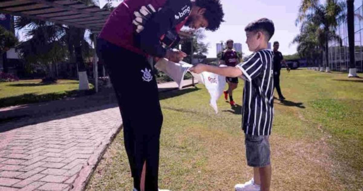 Pedro Mello, garoto vítima de hostilidade, ganha dia especial no CT do Corinthians e emociona jogadores