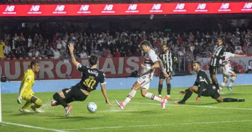 São Paulo freia crise, quebra tabu e vence Atlético Mineiro no Morumbi com gol de Luciano e Iago