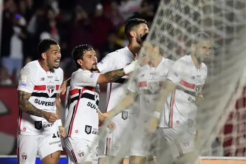 Luciano ultrapassa Careca e se firma como 14º maior artilheiro do São Paulo após vitória sobre Atlético-MG