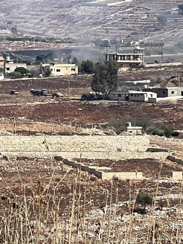 صورة| قوات الاحتلال تفخخ عددًا من المنازل في محيط "قلعة دوبية" تمهيدًا لنسفها، وذلك بعد توغلها من الأطراف الغربية لبلدة ميس الجبل جنوب لبنان...