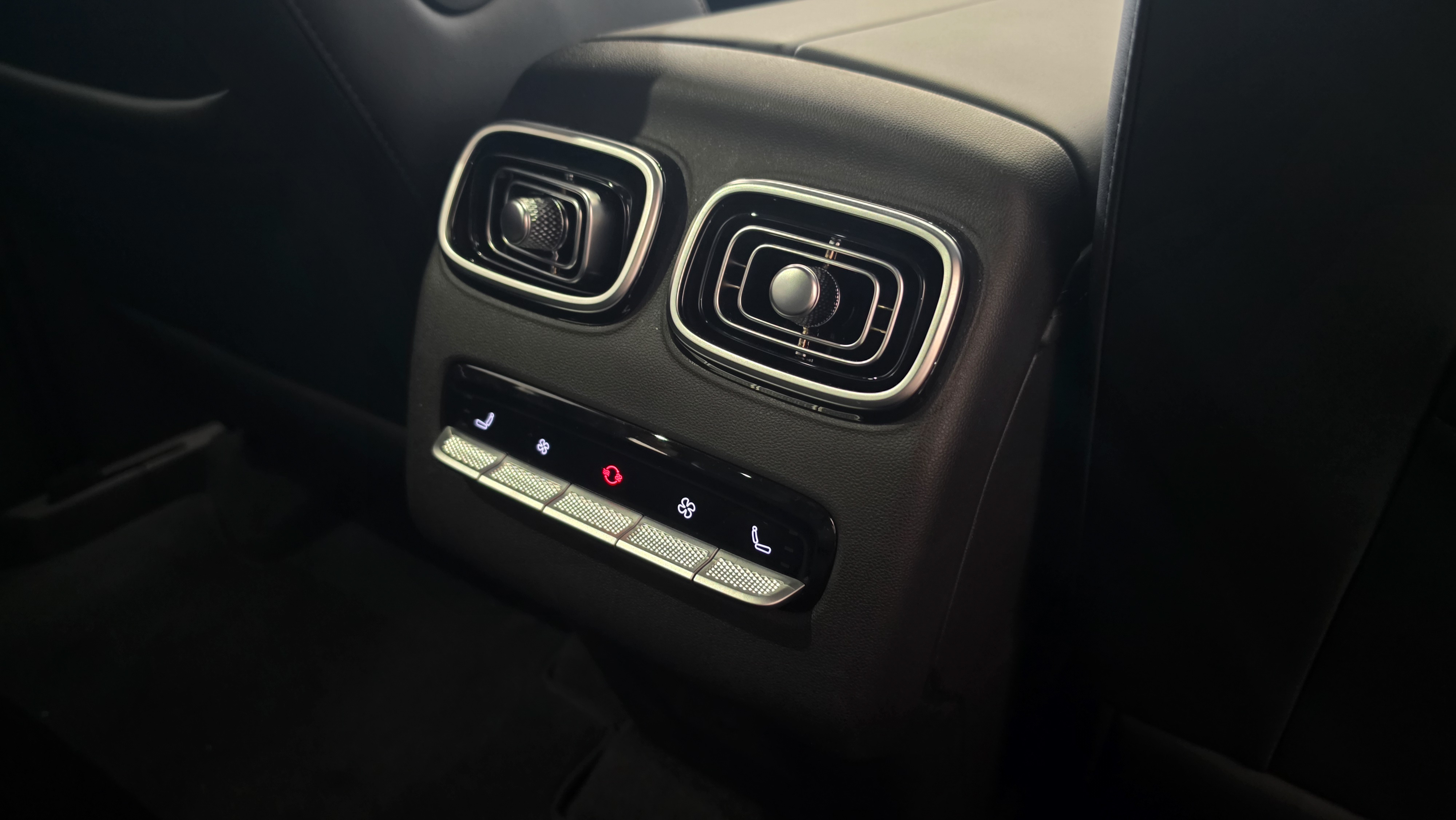 Jaecoo J8_Rear Aircon Vents And Controls
