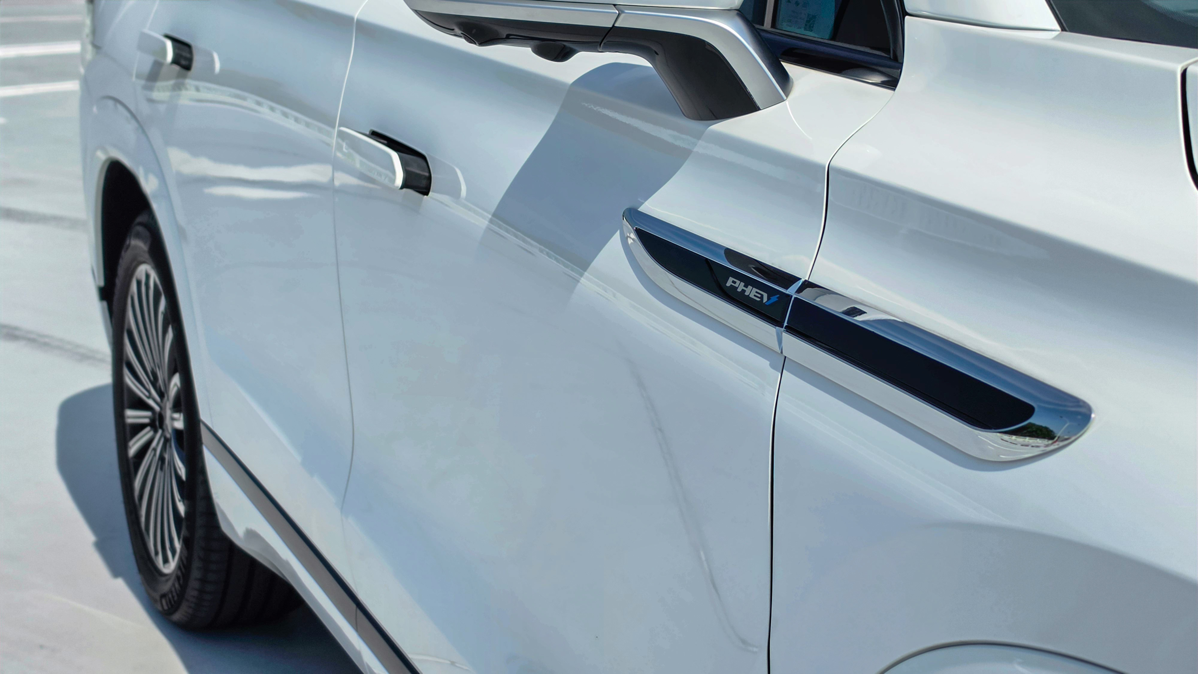 Jaecoo J8_Door Handles With PHEV logo