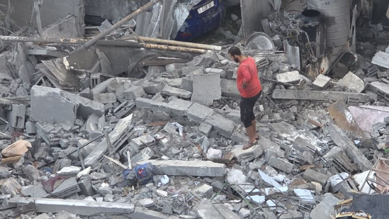آثار الدمار الذي خلّفه قصف الاحتلال لمنزل المواطن أبو طارق حمد، والذي أدى إلى تدمير مربع سكني في مخيم النصيرات وسط قطاع غزة....