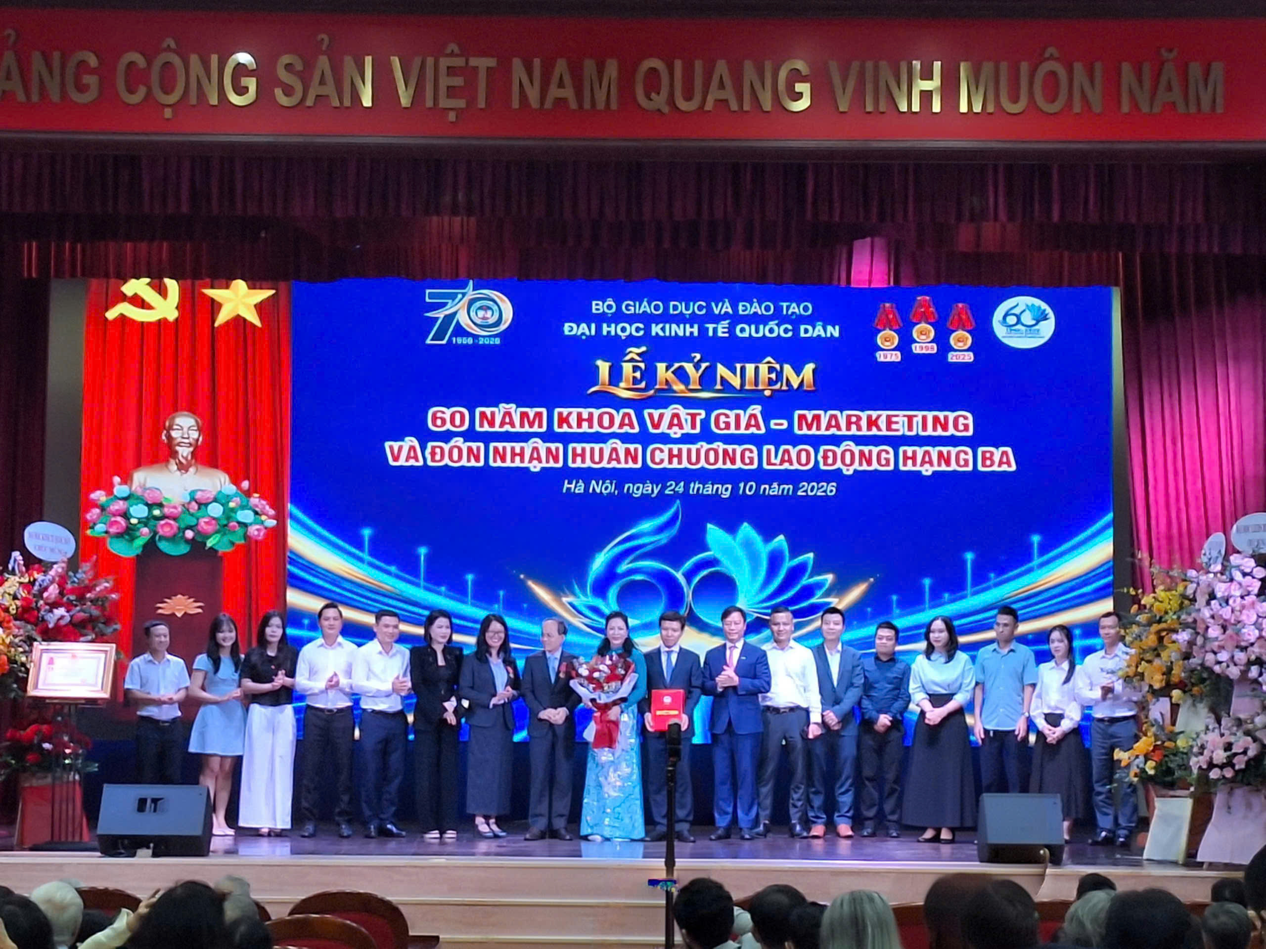 Niềm tự hào rạng ngời của cựu sinh viên trong ngày hội 60 năm Khoa Marketing NEU